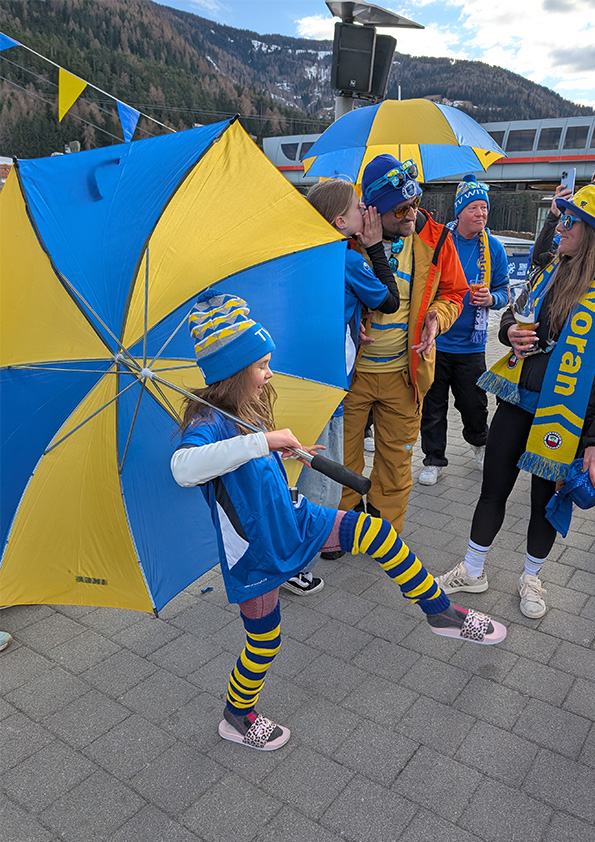 20 Jahre Gipfelstürmer: Eine blau-gelbe Lawine überrollt den Kronplatz! Skikids jubilaeum |