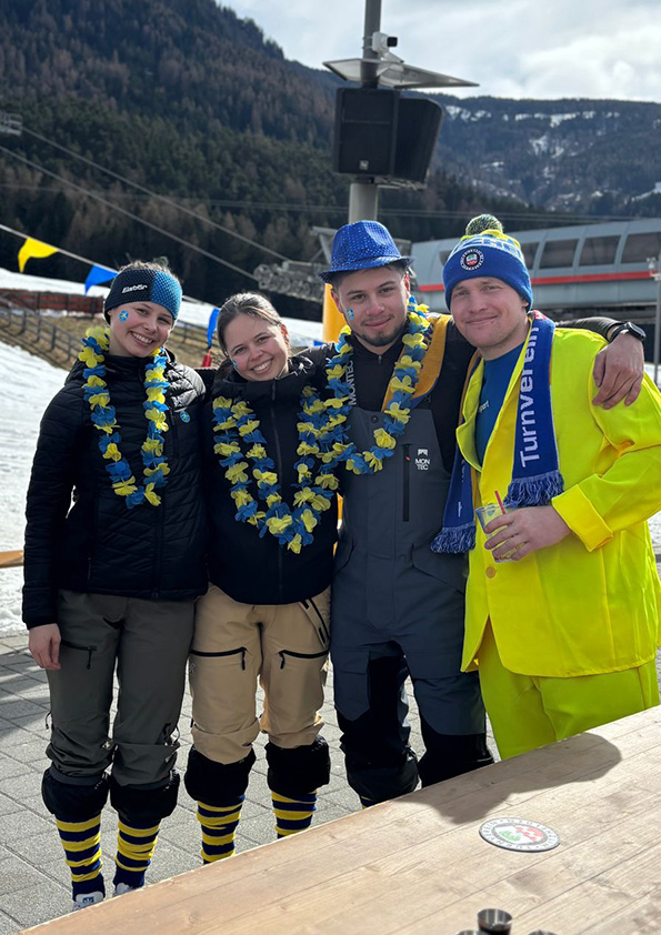 20 Jahre Gipfelstürmer: Eine blau-gelbe Lawine überrollt den Kronplatz! TVW Skilehrer 2026 1 |