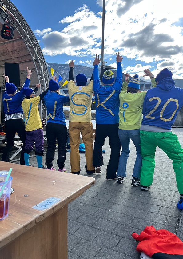 20 Jahre Gipfelstürmer: Eine blau-gelbe Lawine überrollt den Kronplatz! gruppenauftritt |