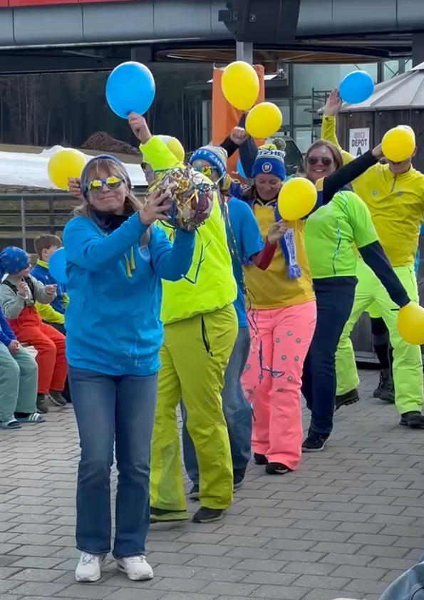 20 Jahre Gipfelstürmer: Eine blau-gelbe Lawine überrollt den Kronplatz! gruppenauftritt 02 |