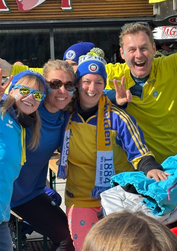 Jubiläums-Cat-Walk. Eltern- und Kinder- Gruppen präsentieren 20 Jahre Skiabteilung